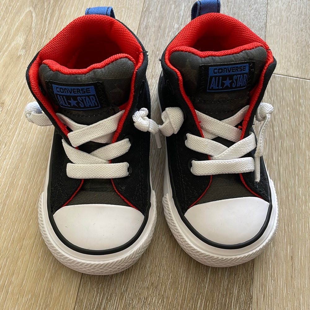Baby walker High too Converse Size 5. Never worn